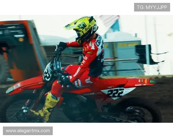 翻滚摩托车挑战极限速度，体验惊险刺激的自由驾驶乐趣